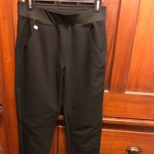 FIGS women’s black Kanye motto scrub pants